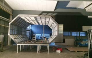 Snowden - Kulissenbau, Kulissenbau. GRIZZLY Filmbau GmbH