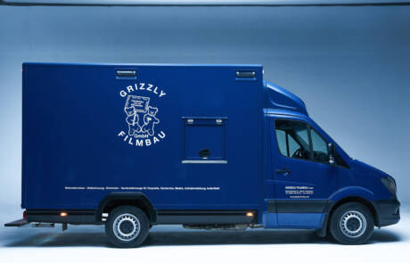 Die mobile Aufnahmeleitung mit 30KW Unterfluraggregat. GRIZZLY Filmbau GmbH. Die mobile Aufnahmeleitung mit 30KW Unterfluraggregat, isoliertem Integralkoffer mit festen Regaleinbauten zur Lagerung des Equipments. SET-AL für Produktionen und Dreharbeiten bei Film, TV, Fernsehen. GRIZZLY Filmbau GmbH Ihr Partner für Mietfahrzeuge, Filmservicefahrzeuge und Kulissenbau.