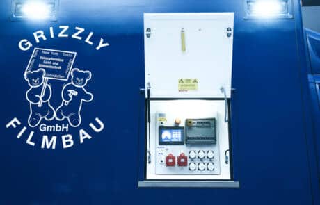 Die mobile Aufnahmeleitung mit 30KW Unterfluraggregat. GRIZZLY Filmbau GmbH. Die mobile Aufnahmeleitung mit 30KW Unterfluraggregat, isoliertem Integralkoffer mit festen Regaleinbauten zur Lagerung des Equipments. SET-AL für Produktionen und Dreharbeiten bei Film, TV, Fernsehen. GRIZZLY Filmbau GmbH Ihr Partner für Mietfahrzeuge, Filmservicefahrzeuge und Kulissenbau.