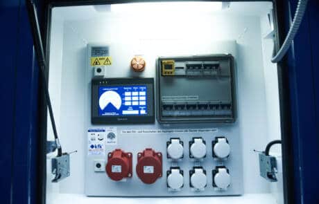 Die mobile Aufnahmeleitung mit 30KW Unterfluraggregat. GRIZZLY Filmbau GmbH. Die mobile Aufnahmeleitung mit 30KW Unterfluraggregat, isoliertem Integralkoffer mit festen Regaleinbauten zur Lagerung des Equipments. SET-AL für Produktionen und Dreharbeiten bei Film, TV, Fernsehen. GRIZZLY Filmbau GmbH Ihr Partner für Mietfahrzeuge, Filmservicefahrzeuge und Kulissenbau.