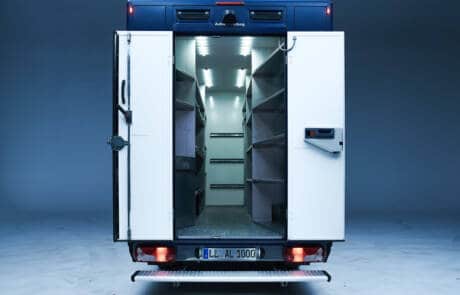 Die mobile Aufnahmeleitung mit 30KW Unterfluraggregat. GRIZZLY Filmbau GmbH. Die mobile Aufnahmeleitung mit 30KW Unterfluraggregat, isoliertem Integralkoffer mit festen Regaleinbauten zur Lagerung des Equipments. SET-AL für Produktionen und Dreharbeiten bei Film, TV, Fernsehen. GRIZZLY Filmbau GmbH Ihr Partner für Mietfahrzeuge, Filmservicefahrzeuge und Kulissenbau.