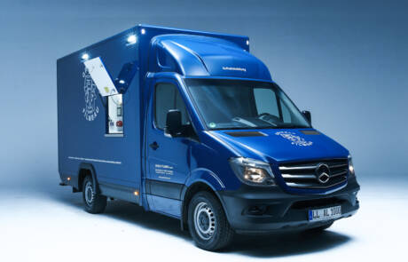 Die mobile Aufnahmeleitung mit 30KW Unterfluraggregat. GRIZZLY Filmbau GmbH. Die mobile Aufnahmeleitung mit 30KW Unterfluraggregat, isoliertem Integralkoffer mit festen Regaleinbauten zur Lagerung des Equipments. SET-AL für Produktionen und Dreharbeiten bei Film, TV, Fernsehen. GRIZZLY Filmbau GmbH Ihr Partner für Mietfahrzeuge, Filmservicefahrzeuge und Kulissenbau.