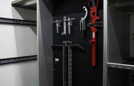 Die mobile Aufnahmeleitung mit 30KW Unterfluraggregat. GRIZZLY Filmbau GmbH. Die mobile Aufnahmeleitung mit 30KW Unterfluraggregat, isoliertem Integralkoffer mit festen Regaleinbauten zur Lagerung des Equipments. SET-AL für Produktionen und Dreharbeiten bei Film, TV, Fernsehen. GRIZZLY Filmbau GmbH Ihr Partner für Mietfahrzeuge, Filmservicefahrzeuge und Kulissenbau.