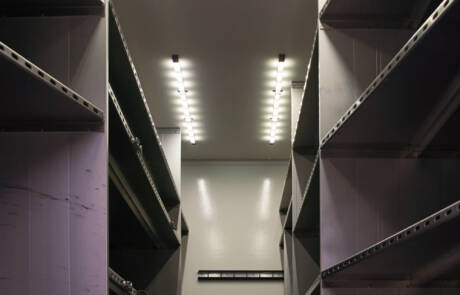 Die mobile Aufnahmeleitung mit 30KW Unterfluraggregat. GRIZZLY Filmbau GmbH. Die mobile Aufnahmeleitung mit 30KW Unterfluraggregat, isoliertem Integralkoffer mit festen Regaleinbauten zur Lagerung des Equipments. SET-AL für Produktionen und Dreharbeiten bei Film, TV, Fernsehen. GRIZZLY Filmbau GmbH Ihr Partner für Mietfahrzeuge, Filmservicefahrzeuge und Kulissenbau.