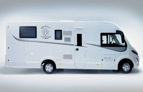 Büromobil mit 5 Arbeitsplätzen, WiFi-Drucker, Standheizung und Klimaanlage. GRIZZLY Filmbau GmbH. Ein mobiles Office vor Ort liefert unser Büromobil, ausgestattet für 5 Arbeitsplätze, inkl. WiFi-Drucker, vollausgestattete Küche, Toilette sowie Standheizung und Klimaanlage. GRIZZLY Filmbau GmbH Ihr Partner für Mietfahrzeuge, Filmservicefahrzeuge und Kulissenbau.