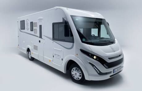 Büromobil mit 5 Arbeitsplätzen, WiFi-Drucker, Standheizung und Klimaanlage. GRIZZLY Filmbau GmbH.