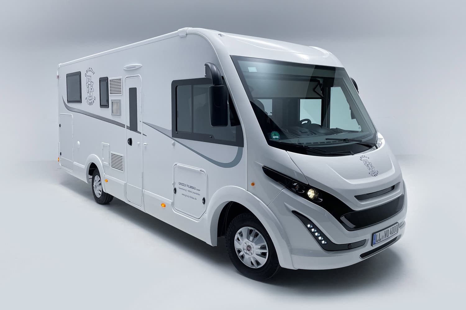 Ein mobiles Office vor Ort liefert unser Büromobil, ausgestattet für 5 Arbeitsplätze, inkl. WiFi-Drucker, vollausgestattete Küche, Toilette sowie Standheizung und Klimaanlage. GRIZZLY Filmbau GmbH Ihr Partner für Mietfahrzeuge, Filmservicefahrzeuge und Kulissenbau.