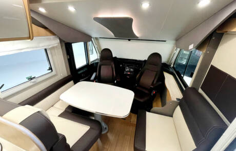 Büromobil mit 5 Arbeitsplätzen, WiFi-Drucker, Standheizung und Klimaanlage. GRIZZLY Filmbau GmbH. Ein mobiles Office vor Ort liefert unser Büromobil, ausgestattet für 5 Arbeitsplätze, inkl. WiFi-Drucker, vollausgestattete Küche, Toilette sowie Standheizung und Klimaanlage. GRIZZLY Filmbau GmbH Ihr Partner für Mietfahrzeuge, Filmservicefahrzeuge und Kulissenbau.