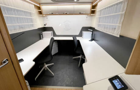 Büromobil mit 5 Arbeitsplätzen, WiFi-Drucker, Standheizung und Klimaanlage. GRIZZLY Filmbau GmbH. Ein mobiles Office vor Ort liefert unser Büromobil, ausgestattet für 5 Arbeitsplätze, inkl. WiFi-Drucker, vollausgestattete Küche, Toilette sowie Standheizung und Klimaanlage. GRIZZLY Filmbau GmbH Ihr Partner für Mietfahrzeuge, Filmservicefahrzeuge und Kulissenbau.