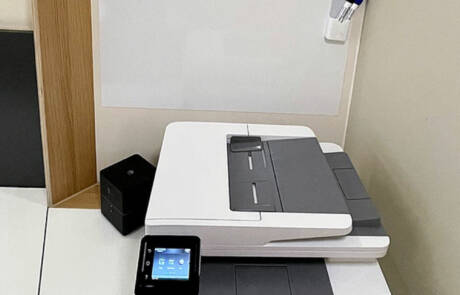 Büromobil mit 5 Arbeitsplätzen, WiFi-Drucker, Standheizung und Klimaanlage. GRIZZLY Filmbau GmbH. Ein mobiles Office vor Ort liefert unser Büromobil, ausgestattet für 5 Arbeitsplätze, inkl. WiFi-Drucker, vollausgestattete Küche, Toilette sowie Standheizung und Klimaanlage. GRIZZLY Filmbau GmbH Ihr Partner für Mietfahrzeuge, Filmservicefahrzeuge und Kulissenbau.