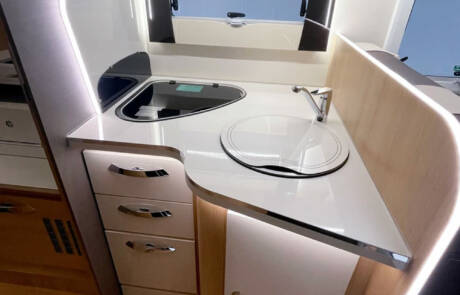 Büromobil mit 5 Arbeitsplätzen, WiFi-Drucker, Standheizung und Klimaanlage. GRIZZLY Filmbau GmbH. Ein mobiles Office vor Ort liefert unser Büromobil, ausgestattet für 5 Arbeitsplätze, inkl. WiFi-Drucker, vollausgestattete Küche, Toilette sowie Standheizung und Klimaanlage. GRIZZLY Filmbau GmbH Ihr Partner für Mietfahrzeuge, Filmservicefahrzeuge und Kulissenbau.