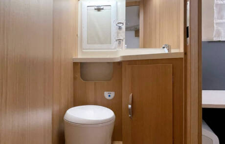 Büromobil mit 5 Arbeitsplätzen, WiFi-Drucker, Standheizung und Klimaanlage. GRIZZLY Filmbau GmbH. Ein mobiles Office vor Ort liefert unser Büromobil, ausgestattet für 5 Arbeitsplätze, inkl. WiFi-Drucker, vollausgestattete Küche, Toilette sowie Standheizung und Klimaanlage. GRIZZLY Filmbau GmbH Ihr Partner für Mietfahrzeuge, Filmservicefahrzeuge und Kulissenbau.