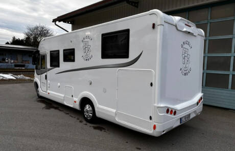 Büromobil mit 5 Arbeitsplätzen, WiFi-Drucker, Standheizung und Klimaanlage. GRIZZLY Filmbau GmbH. Ein mobiles Office vor Ort liefert unser Büromobil, ausgestattet für 5 Arbeitsplätze, inkl. WiFi-Drucker, vollausgestattete Küche, Toilette sowie Standheizung und Klimaanlage. GRIZZLY Filmbau GmbH Ihr Partner für Mietfahrzeuge, Filmservicefahrzeuge und Kulissenbau.