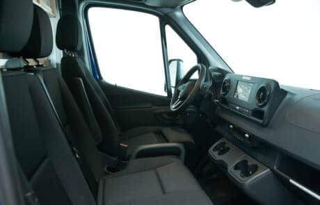 Unser Requisitenmobil verfügt über ein variables Regalsystem mit Halterungen für eine sichere Unterbringung des Filmequipments und einer Stromeinspeisung von 230V. GRIZZLY Filmbau GmbH Ihr Partner für Mietfahrzeuge, Filmservicefahrzeuge und Kulissenbau.