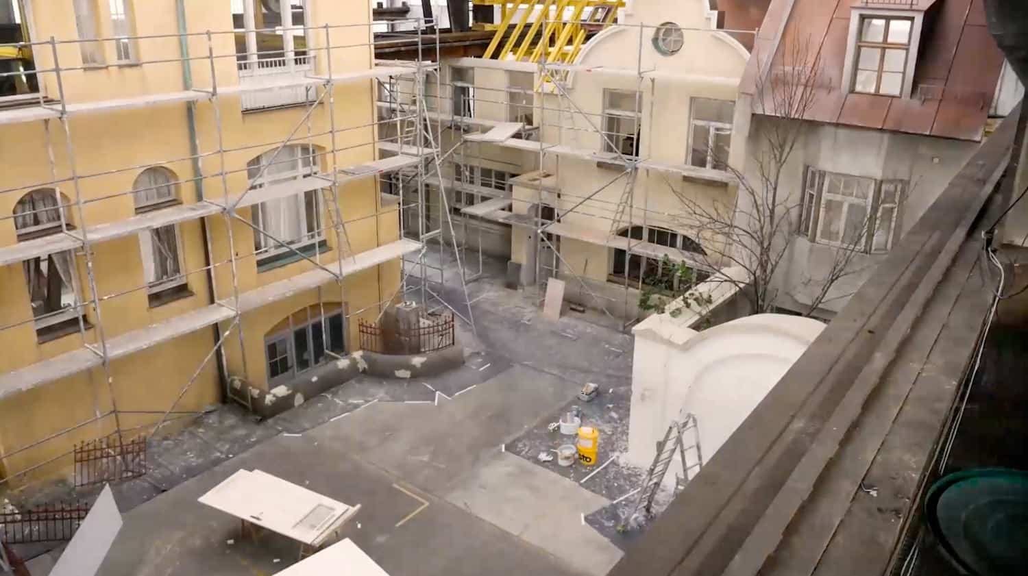 GRIZZLY Filmbau GmbH - Mietfahrzeuge & Kulissenbau für Film & TV. Maskenmobil, Garderobenmobil, SET-AL Aufnahmeleitung, Aufenthaltsmobil, Stromerzeuger, Sprinter für Film und TV Produktionen.