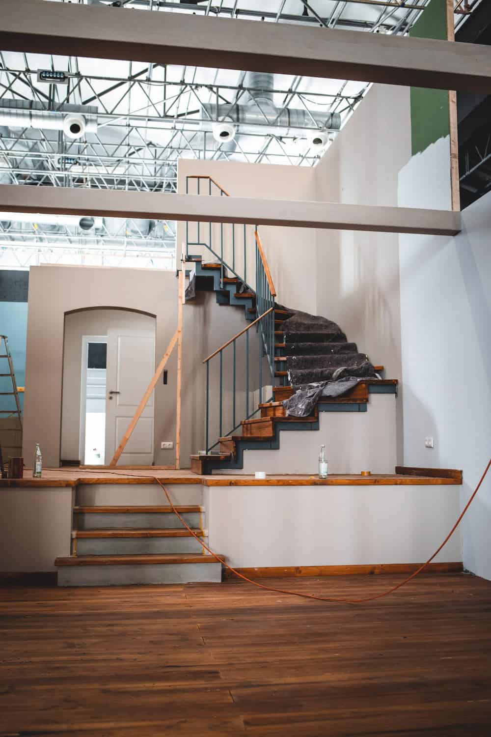 GRIZZLY Filmbau GmbH - Mietfahrzeuge & Kulissenbau für Film & TV. Maskenmobil, Garderobenmobil, SET-AL Aufnahmeleitung, Aufenthaltsmobil, Stromerzeuger, Sprinter für Film und TV Produktionen.