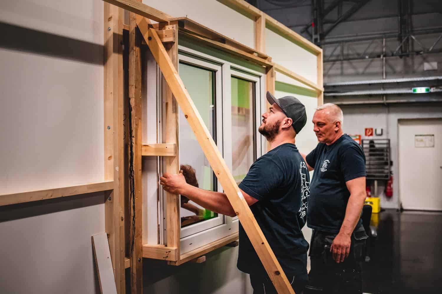 GRIZZLY Filmbau GmbH: Dein Partner für Vermietung von Servicefahrzeugen, Zubehör für Film- & Fernsehproduktionen GRIZZLY Filmbau GmbH - Mietfahrzeuge & Kulissenbau für Film & TV. Maskenmobil, Garderobenmobil, SET-AL Aufnahmeleitung, Aufenthaltsmobil, Stromerzeuger, Sprinter für Film und TV Produktionen.