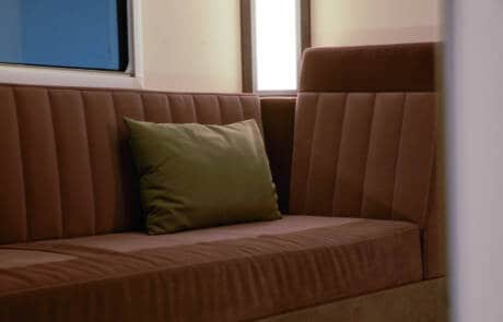 Doppel Aufenthaltsmobil mit 2 Einzelkabinen. GRIZZLY Filmbau GmbH. Aufenthaltsmobil mit 2 Einzelkabinen, inkl. Schlafsofas, Schreibtisch, TVs, sowie Standheizung & Klimaanlage sorgt für genügend Komfort am Drehort. GRIZZLY Filmbau GmbH Ihr Partner für Mietfahrzeuge, Filmservicefahrzeuge und Kulissenbau.