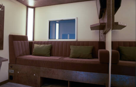 Doppel Aufenthaltsmobil mit 2 Einzelkabinen. GRIZZLY Filmbau GmbH. Aufenthaltsmobil mit 2 Einzelkabinen, inkl. Schlafsofas, Schreibtisch, TVs, sowie Standheizung & Klimaanlage sorgt für genügend Komfort am Drehort. GRIZZLY Filmbau GmbH Ihr Partner für Mietfahrzeuge, Filmservicefahrzeuge und Kulissenbau.