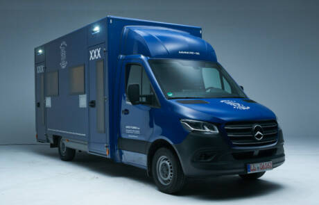 Doppel Aufenthaltsmobil mit 2 Einzelkabinen. GRIZZLY Filmbau GmbH. Aufenthaltsmobil mit 2 Einzelkabinen, inkl. Schlafsofas, Schreibtisch, TVs, sowie Standheizung & Klimaanlage sorgt für genügend Komfort am Drehort. GRIZZLY Filmbau GmbH Ihr Partner für Mietfahrzeuge, Filmservicefahrzeuge und Kulissenbau.