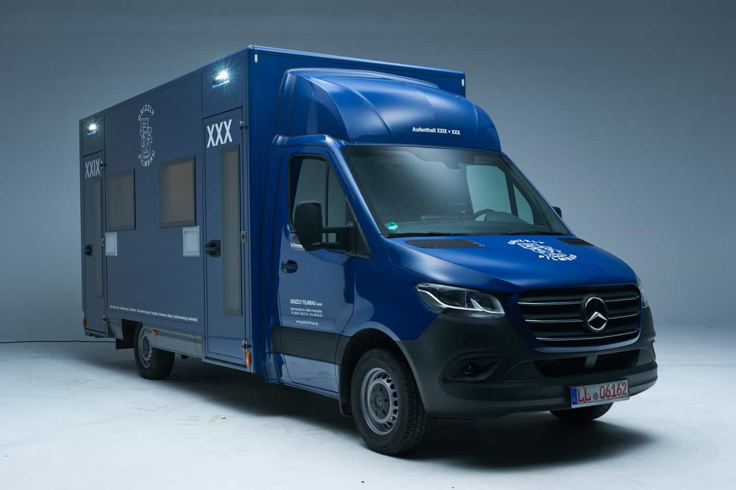 Aufenthaltsmobil mit 2 Einzelkabinen, inkl. Schlafsofas, Schreibtisch, TVs, sowie Standheizung & Klimaanlage sorgt für genügend Komfort am Drehort. GRIZZLY Filmbau GmbH Ihr Partner für Mietfahrzeuge, Filmservicefahrzeuge und Kulissenbau.