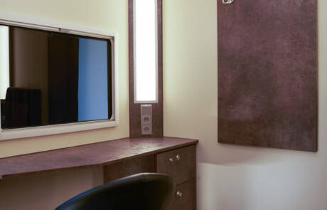 Doppel Aufenthaltsmobil mit 2 Einzelkabinen. GRIZZLY Filmbau GmbH. Aufenthaltsmobil mit 2 Einzelkabinen, inkl. Schlafsofas, Schreibtisch, TVs, sowie Standheizung & Klimaanlage sorgt für genügend Komfort am Drehort. GRIZZLY Filmbau GmbH Ihr Partner für Mietfahrzeuge, Filmservicefahrzeuge und Kulissenbau.