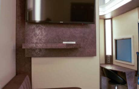 Doppel Aufenthaltsmobil mit 2 Einzelkabinen. GRIZZLY Filmbau GmbH. Aufenthaltsmobil mit 2 Einzelkabinen, inkl. Schlafsofas, Schreibtisch, TVs, sowie Standheizung & Klimaanlage sorgt für genügend Komfort am Drehort. GRIZZLY Filmbau GmbH Ihr Partner für Mietfahrzeuge, Filmservicefahrzeuge und Kulissenbau.