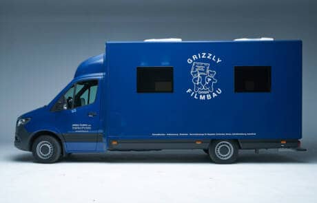 Doppel Aufenthaltsmobil mit 2 Einzelkabinen. GRIZZLY Filmbau GmbH. Aufenthaltsmobil mit 2 Einzelkabinen, inkl. Schlafsofas, Schreibtisch, TVs, sowie Standheizung & Klimaanlage sorgt für genügend Komfort am Drehort. GRIZZLY Filmbau GmbH Ihr Partner für Mietfahrzeuge, Filmservicefahrzeuge und Kulissenbau.