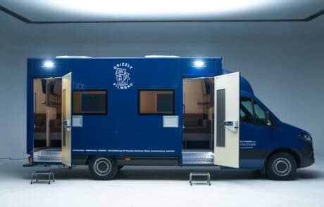 Doppel Aufenthaltsmobil mit 2 Einzelkabinen. GRIZZLY Filmbau GmbH. Aufenthaltsmobil mit 2 Einzelkabinen, inkl. Schlafsofas, Schreibtisch, TVs, sowie Standheizung & Klimaanlage sorgt für genügend Komfort am Drehort. GRIZZLY Filmbau GmbH Ihr Partner für Mietfahrzeuge, Filmservicefahrzeuge und Kulissenbau.