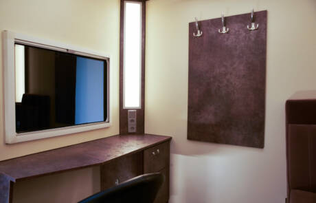 Doppel Aufenthaltsmobil mit 2 Einzelkabinen. GRIZZLY Filmbau GmbH. Aufenthaltsmobil mit 2 Einzelkabinen, inkl. Schlafsofas, Schreibtisch, TVs, sowie Standheizung & Klimaanlage sorgt für genügend Komfort am Drehort. GRIZZLY Filmbau GmbH Ihr Partner für Mietfahrzeuge, Filmservicefahrzeuge und Kulissenbau.