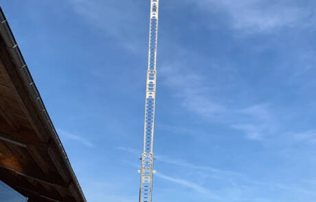 Drehleiter mit 30 m Ausleger. GRIZZLY Filmbau GmbH. Die Drehleiter mit 30 m Ausleger dient als Lichtmast für die perfekte Ausleuchtung eurer Filmkulisse oder als Personenkorb in extremen Höhen. GRIZZLY Filmbau GmbH Ihr Partner für Mietfahrzeuge, Filmservicefahrzeuge und Kulissenbau.