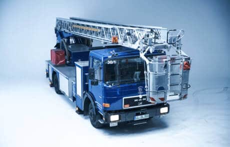 Drehleiter mit 30 m Ausleger. GRIZZLY Filmbau GmbH. Die Drehleiter mit 30 m Ausleger dient als Lichtmast für die perfekte Ausleuchtung eurer Filmkulisse oder als Personenkorb in extremen Höhen. GRIZZLY Filmbau GmbH Ihr Partner für Mietfahrzeuge, Filmservicefahrzeuge und Kulissenbau.