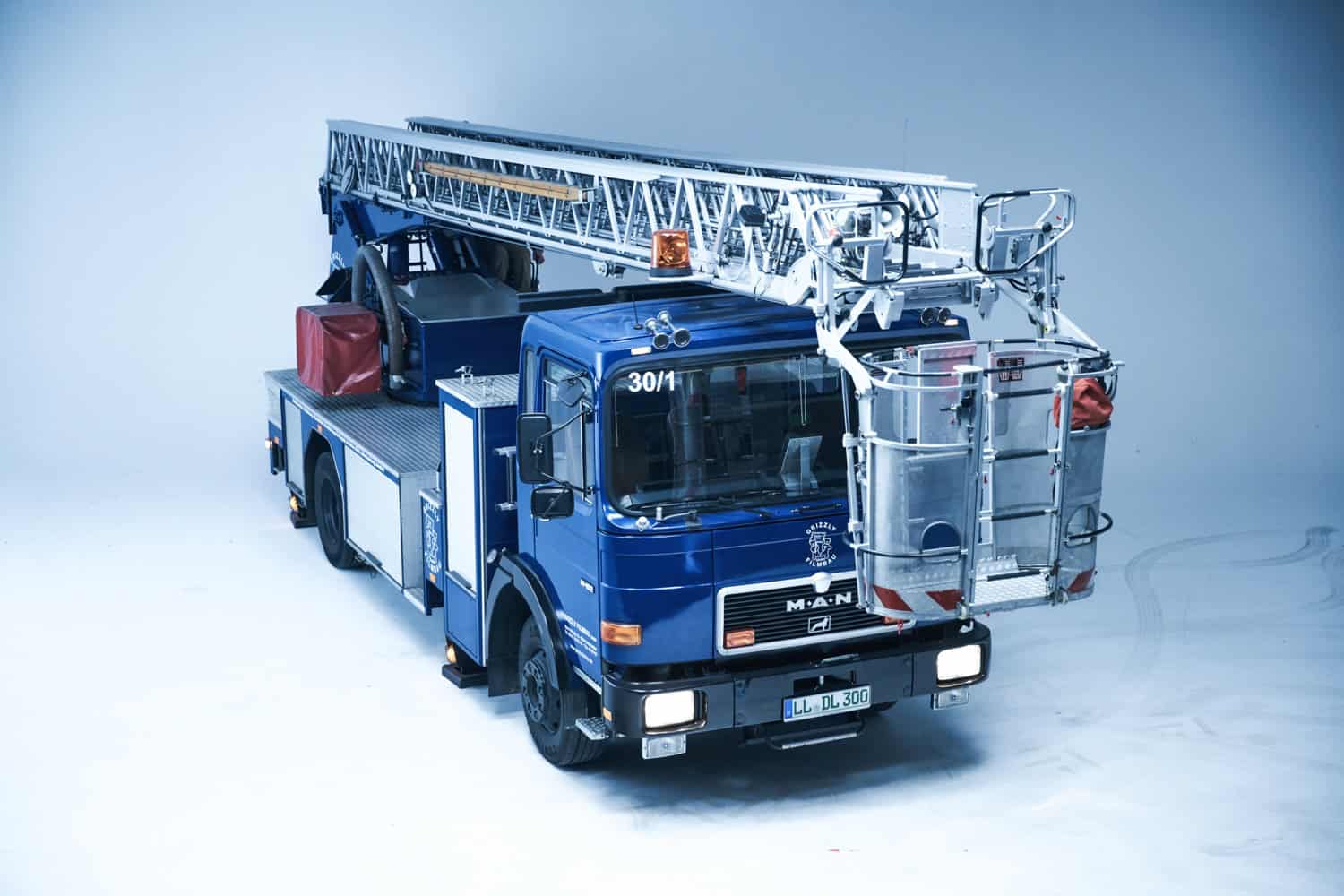 Die Drehleiter mit 30 m Ausleger dient als Lichtmast für die perfekte Ausleuchtung eurer Filmkulisse oder als Personenkorb in extremen Höhen. GRIZZLY Filmbau GmbH Ihr Partner für Mietfahrzeuge, Filmservicefahrzeuge und Kulissenbau.