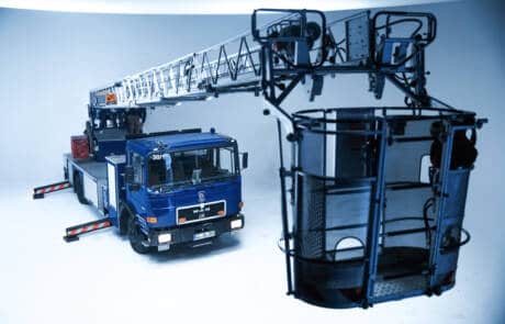 Drehleiter mit 30 m Ausleger. GRIZZLY Filmbau GmbH. Die Drehleiter mit 30 m Ausleger dient als Lichtmast für die perfekte Ausleuchtung eurer Filmkulisse oder als Personenkorb in extremen Höhen. GRIZZLY Filmbau GmbH Ihr Partner für Mietfahrzeuge, Filmservicefahrzeuge und Kulissenbau.