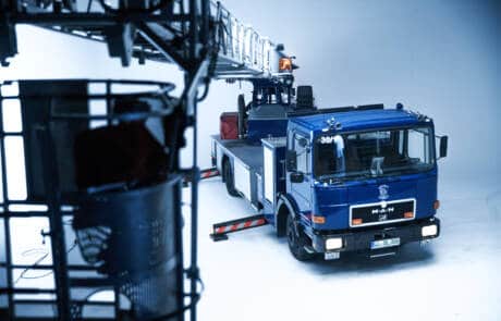 Drehleiter mit 30 m Ausleger. GRIZZLY Filmbau GmbH. Die Drehleiter mit 30 m Ausleger dient als Lichtmast für die perfekte Ausleuchtung eurer Filmkulisse oder als Personenkorb in extremen Höhen. GRIZZLY Filmbau GmbH Ihr Partner für Mietfahrzeuge, Filmservicefahrzeuge und Kulissenbau.