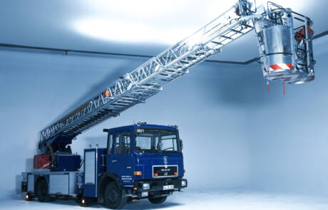 Drehleiter mit 30 m Ausleger. GRIZZLY Filmbau GmbH. Die Drehleiter mit 30 m Ausleger dient als Lichtmast für die perfekte Ausleuchtung eurer Filmkulisse oder als Personenkorb in extremen Höhen. GRIZZLY Filmbau GmbH Ihr Partner für Mietfahrzeuge, Filmservicefahrzeuge und Kulissenbau.