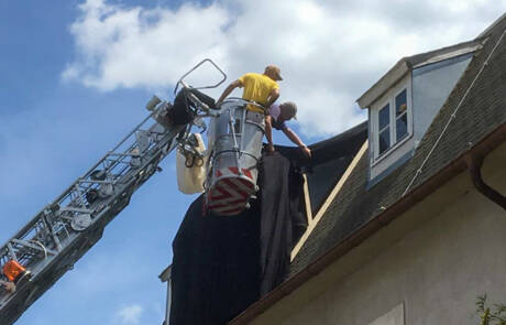 Drehleiter mit 30 m Ausleger. GRIZZLY Filmbau GmbH. Die Drehleiter mit 30 m Ausleger dient als Lichtmast für die perfekte Ausleuchtung eurer Filmkulisse oder als Personenkorb in extremen Höhen. GRIZZLY Filmbau GmbH Ihr Partner für Mietfahrzeuge, Filmservicefahrzeuge und Kulissenbau.