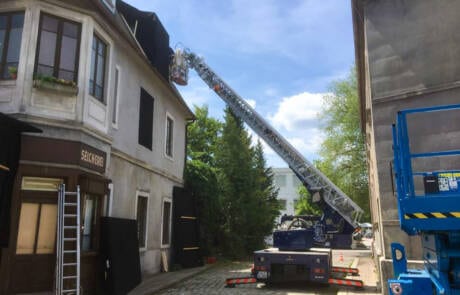 Drehleiter mit 30 m Ausleger. GRIZZLY Filmbau GmbH. Die Drehleiter mit 30 m Ausleger dient als Lichtmast für die perfekte Ausleuchtung eurer Filmkulisse oder als Personenkorb in extremen Höhen. GRIZZLY Filmbau GmbH Ihr Partner für Mietfahrzeuge, Filmservicefahrzeuge und Kulissenbau.