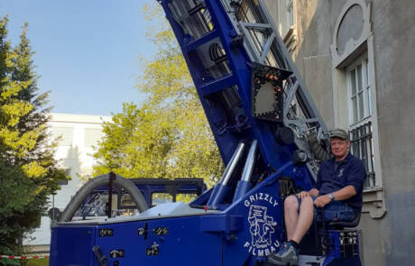 Drehleiter mit 30 m Ausleger. GRIZZLY Filmbau GmbH. Die Drehleiter mit 30 m Ausleger dient als Lichtmast für die perfekte Ausleuchtung eurer Filmkulisse oder als Personenkorb in extremen Höhen. GRIZZLY Filmbau GmbH Ihr Partner für Mietfahrzeuge, Filmservicefahrzeuge und Kulissenbau.