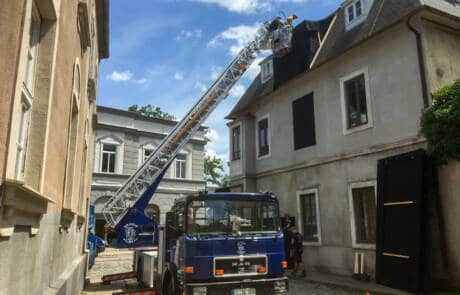 Drehleiter mit 30 m Ausleger. GRIZZLY Filmbau GmbH. Die Drehleiter mit 30 m Ausleger dient als Lichtmast für die perfekte Ausleuchtung eurer Filmkulisse oder als Personenkorb in extremen Höhen. GRIZZLY Filmbau GmbH Ihr Partner für Mietfahrzeuge, Filmservicefahrzeuge und Kulissenbau.