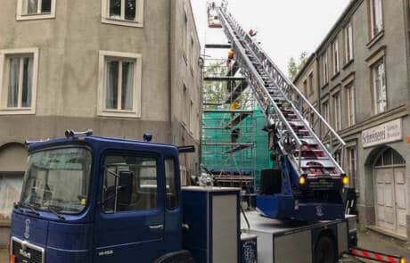 Drehleiter mit 30 m Ausleger. GRIZZLY Filmbau GmbH. Die Drehleiter mit 30 m Ausleger dient als Lichtmast für die perfekte Ausleuchtung eurer Filmkulisse oder als Personenkorb in extremen Höhen. GRIZZLY Filmbau GmbH Ihr Partner für Mietfahrzeuge, Filmservicefahrzeuge und Kulissenbau.