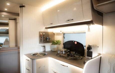 Einzel Aufenthaltsmobil nit Doppelbett, Klimaanlage & Standheizung. GRIZZLY Filmbau GmbH. Vollausgestatteter Einzelaufenthalt, verfügt über Bad mit Dusche & WC, Küche mit Kühl-Gefrierkombi, elektr. absenkbares Doppelbett, Klimaanlage & Standheizung. GRIZZLY Filmbau GmbH Ihr Partner für Mietfahrzeuge, Filmservicefahrzeuge und Kulissenbau.