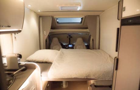 Einzel Aufenthaltsmobil nit Doppelbett, Klimaanlage & Standheizung. GRIZZLY Filmbau GmbH. Vollausgestatteter Einzelaufenthalt, verfügt über Bad mit Dusche & WC, Küche mit Kühl-Gefrierkombi, elektr. absenkbares Doppelbett, Klimaanlage & Standheizung. GRIZZLY Filmbau GmbH Ihr Partner für Mietfahrzeuge, Filmservicefahrzeuge und Kulissenbau.