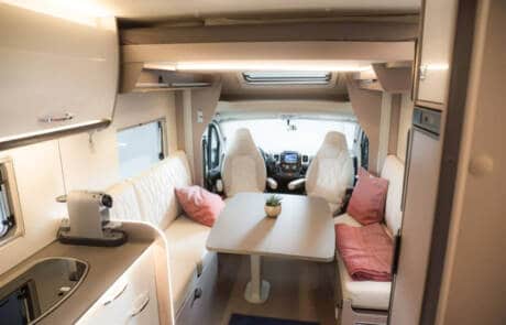 Einzel Aufenthaltsmobil nit Doppelbett, Klimaanlage & Standheizung. GRIZZLY Filmbau GmbH. Vollausgestatteter Einzelaufenthalt, verfügt über Bad mit Dusche & WC, Küche mit Kühl-Gefrierkombi, elektr. absenkbares Doppelbett, Klimaanlage & Standheizung. GRIZZLY Filmbau GmbH Ihr Partner für Mietfahrzeuge, Filmservicefahrzeuge und Kulissenbau.