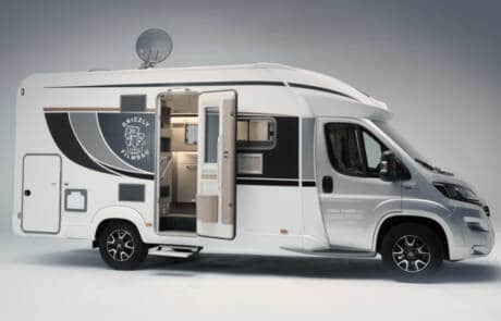 Einzel Aufenthaltsmobil nit Doppelbett, Klimaanlage & Standheizung. GRIZZLY Filmbau GmbH. Vollausgestatteter Einzelaufenthalt, verfügt über Bad mit Dusche & WC, Küche mit Kühl-Gefrierkombi, elektr. absenkbares Doppelbett, Klimaanlage & Standheizung. GRIZZLY Filmbau GmbH Ihr Partner für Mietfahrzeuge, Filmservicefahrzeuge und Kulissenbau.