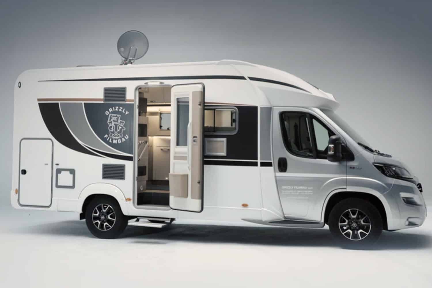 Vollausgestatteter Einzelaufenthalt, verfügt über Bad mit Dusche & WC, Küche mit Kühl-Gefrierkombi, elektr. absenkbares Doppelbett, Klimaanlage & Standheizung. GRIZZLY Filmbau GmbH Ihr Partner für Mietfahrzeuge, Filmservicefahrzeuge und Kulissenbau.