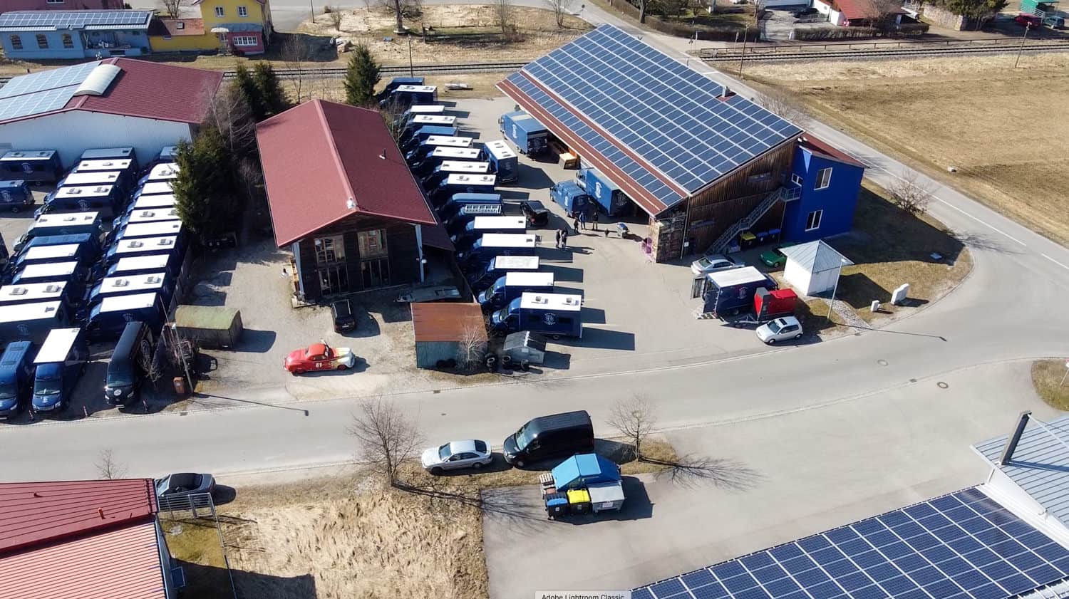 GRIZZLY Filmbau GmbH: Dein Partner fĂŒr Vermietung von Servicefahrzeugen, Zubehör fĂŒr Film- & Fernsehproduktionen GRIZZLY Filmbau GmbH - Mietfahrzeuge & Kulissenbau fĂŒr Film & TV. Maskenmobil, Garderobenmobil, SET-AL Aufnahmeleitung, Aufenthaltsmobil, Stromerzeuger, Sprinter fĂŒr Film und TV Produktionen.