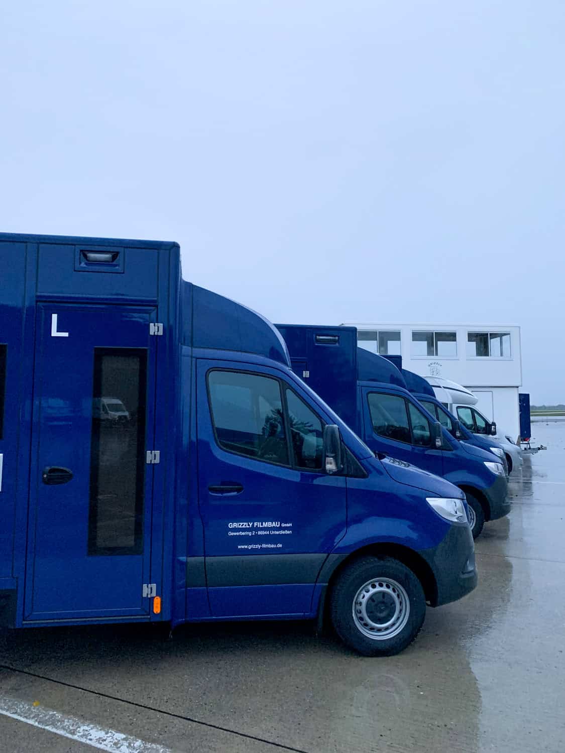 GRIZZLY Filmbau GmbH - Mietfahrzeuge & Kulissenbau für Film & TV. Maskenmobil, Garderobenmobil, SET-AL Aufnahmeleitung, Aufenthaltsmobil, Stromerzeuger, Sprinter für Film und TV Produktionen.