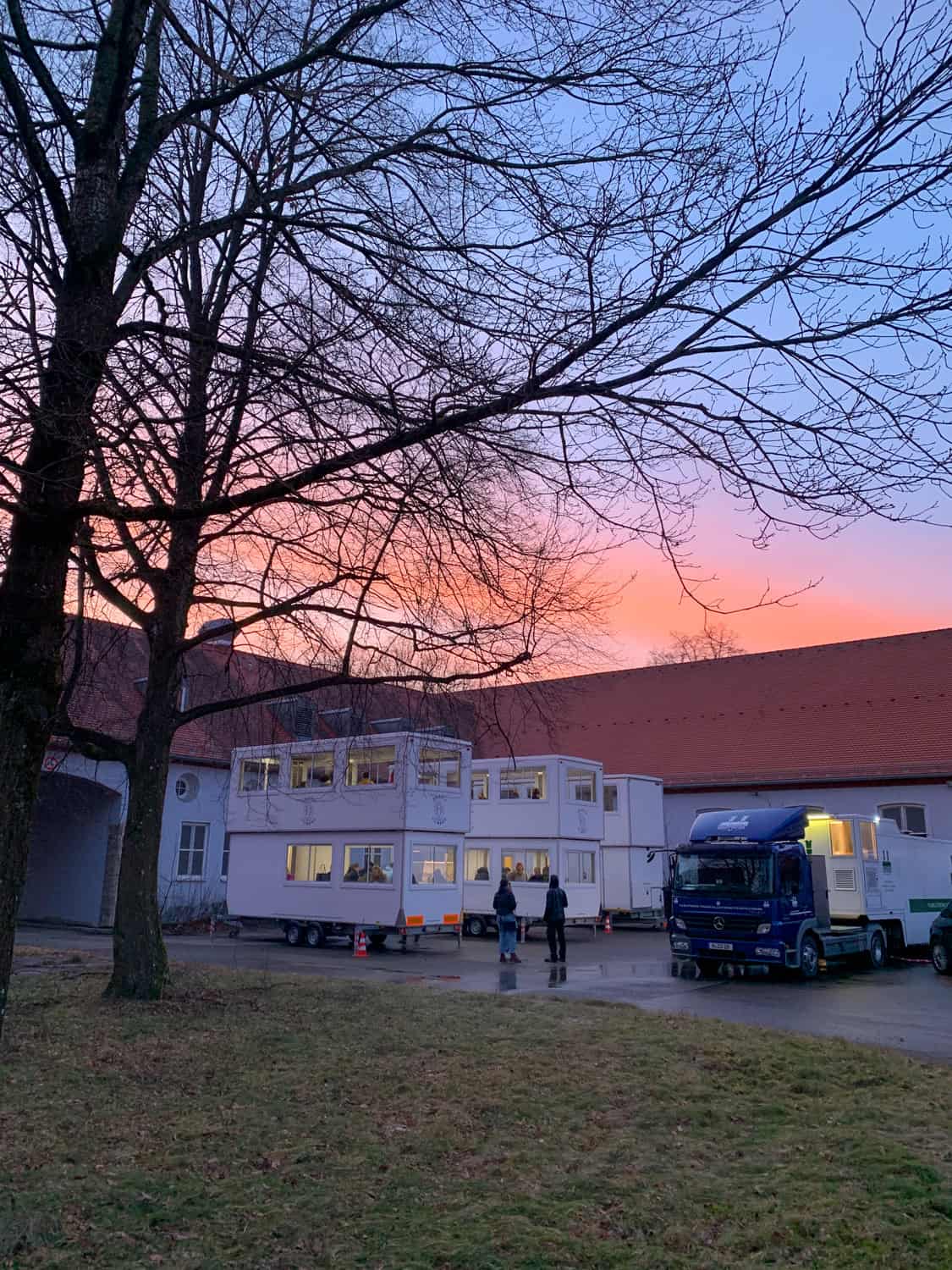 GRIZZLY Filmbau GmbH - Mietfahrzeuge & Kulissenbau für Film & TV. Maskenmobil, Garderobenmobil, SET-AL Aufnahmeleitung, Aufenthaltsmobil, Stromerzeuger, Sprinter für Film und TV Produktionen.