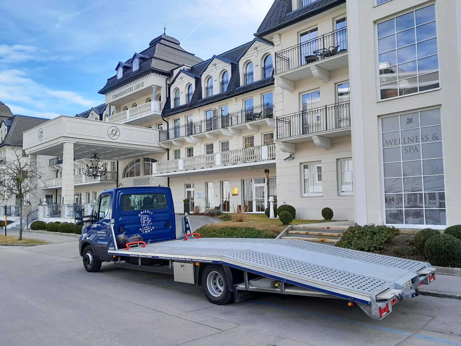 GRIZZLY Filmbau GmbH - Mietfahrzeuge & Kulissenbau für Film & TV. Maskenmobil, Garderobenmobil, SET-AL Aufnahmeleitung, Aufenthaltsmobil, Stromerzeuger, Sprinter für Film und TV Produktionen.